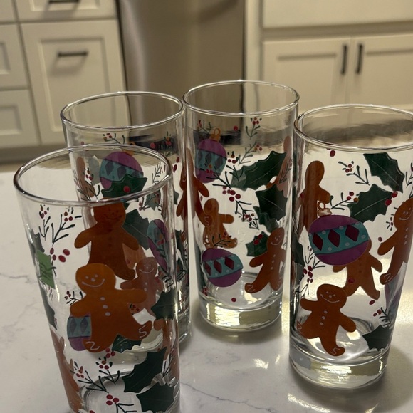 Festive Gingerbread and Holly Glasses set of 4 - Picture 4 of 4